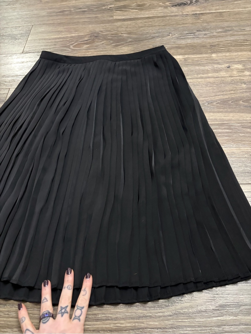 Abercrombie & Fitch Satin Pleated Classic Midi Skirt (Black) Size Large - Picture 5 of 9